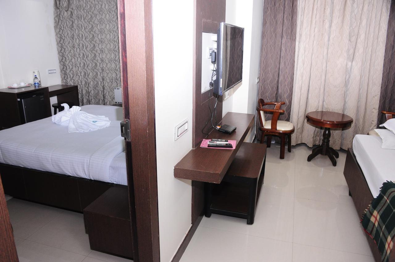 Hotel Surya Rājahmundry エクステリア 写真