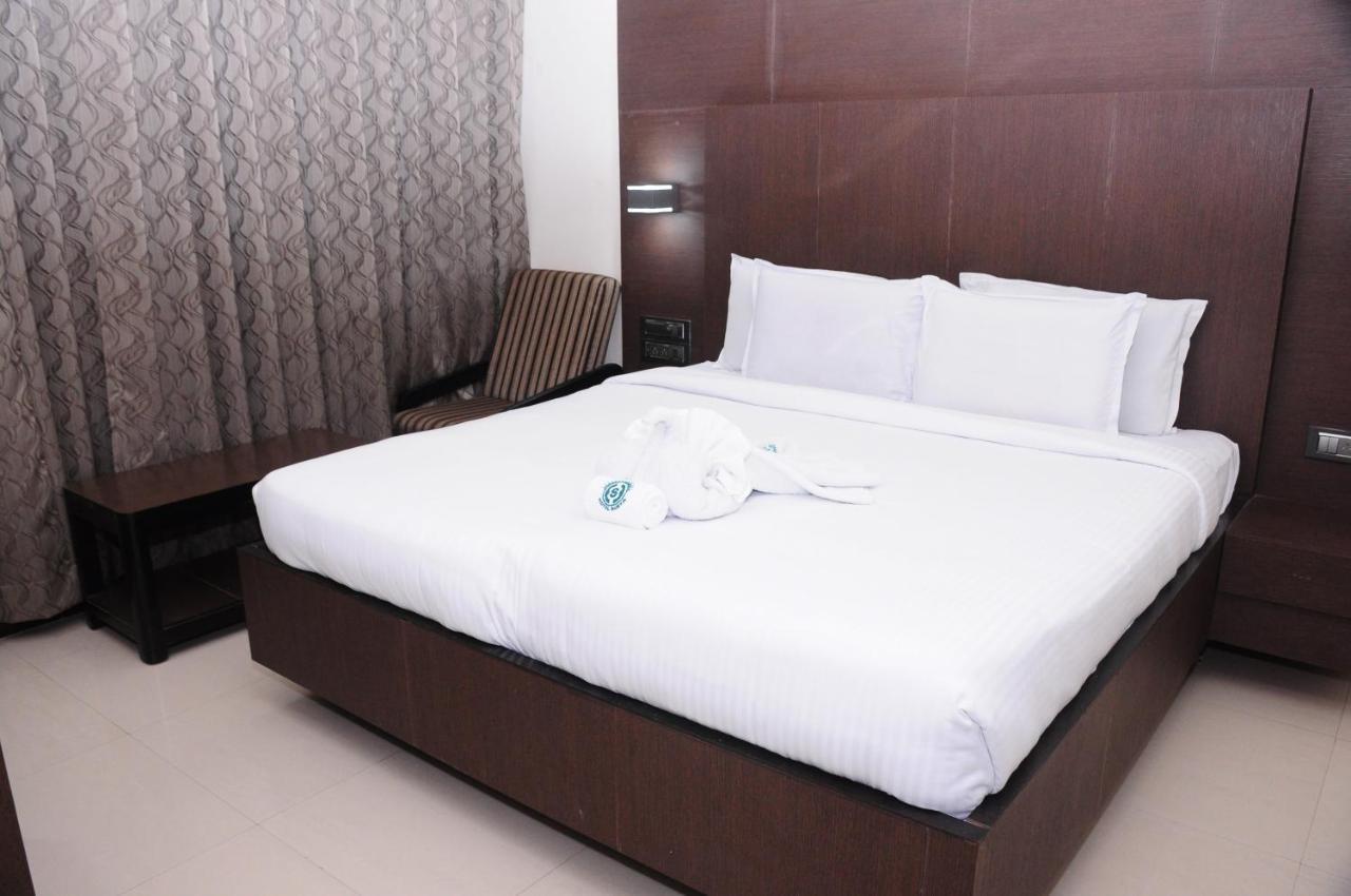 Hotel Surya Rājahmundry エクステリア 写真